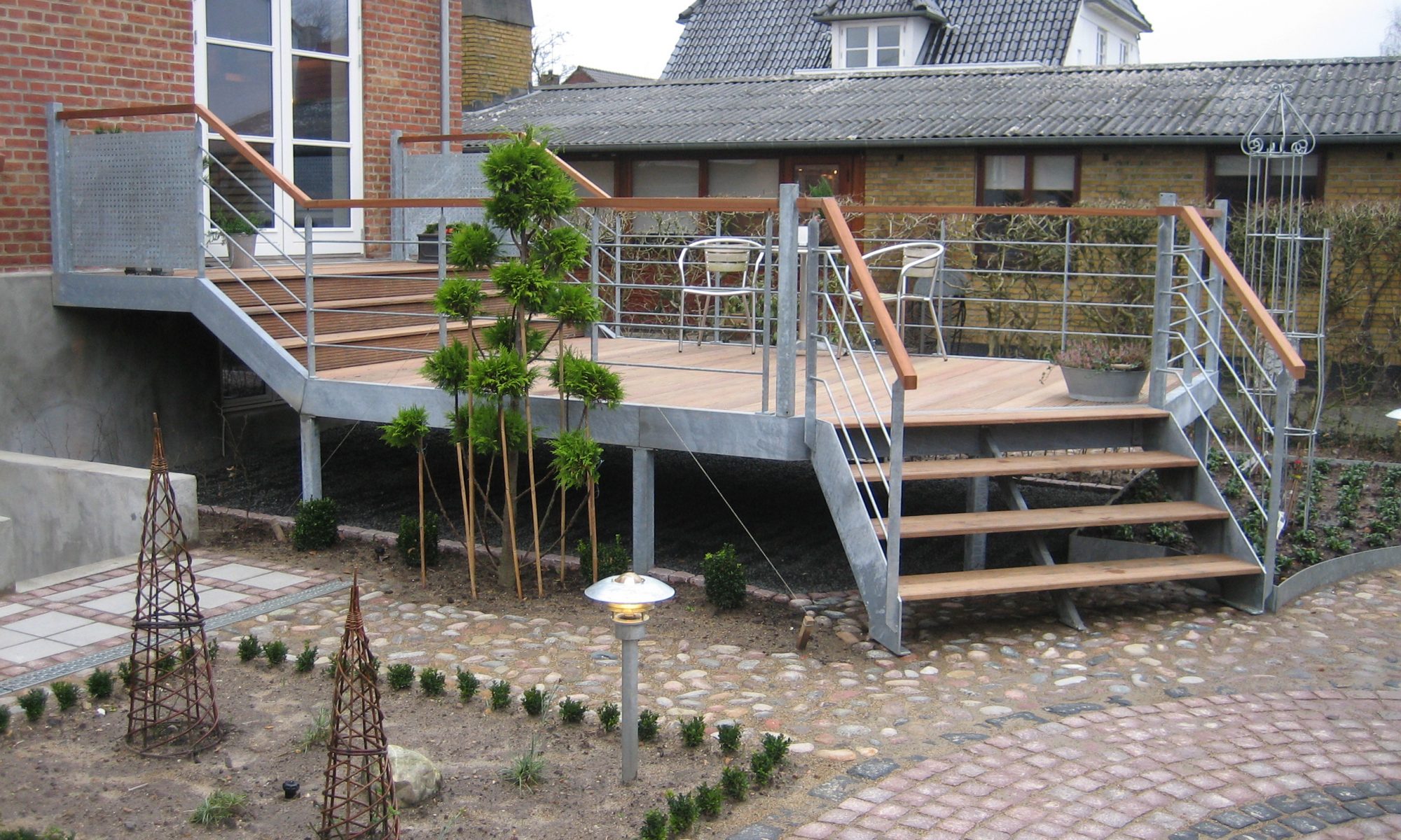 Stor mahogni terrasse i galvaniseret stål.